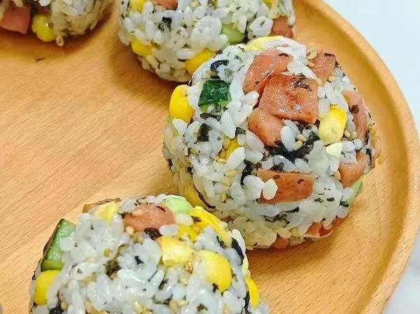 海苔饭团 用料（10个） 材料 用量 米饭 1杯半 烤肠 四根 甜玉米 一个 黄瓜 小半根 海苔碎 适量 沙拉酱 适量 卡路里 161千卡 | 蛋白质 4克